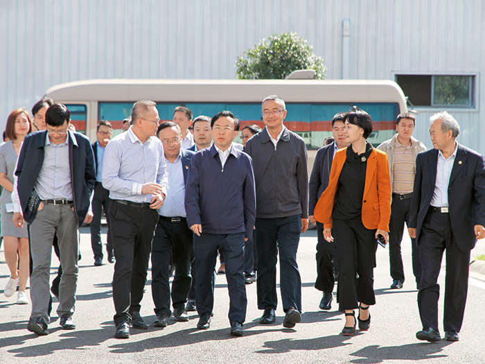  2018年成都市委常委、常务副市长谢瑞武带队莅临j9集团平台股份，实地调研内嵌式中低速磁浮系统